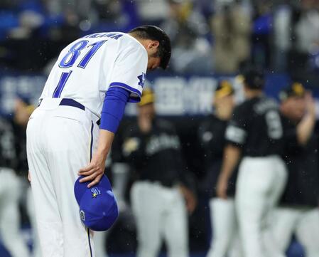 ２戦連続で延長戦を落とし、試合後グラウンドに一礼する相川監督（撮影・伊藤笙子）
