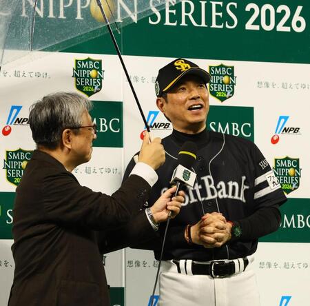 勝利監督インタビューで笑顔を見せる小久保監督（右）＝撮影・中島達哉