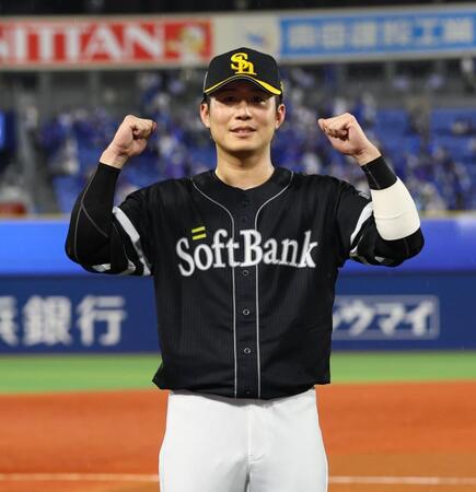 ガッツポーズで記念撮影に応じる川村（撮影・中島達哉）