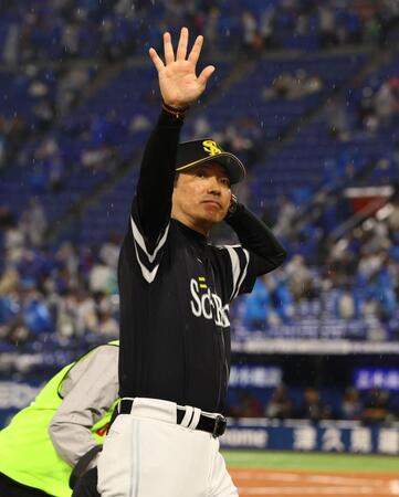 スタンドのファンの歓声に応える小久保監督（撮影・中島達哉）