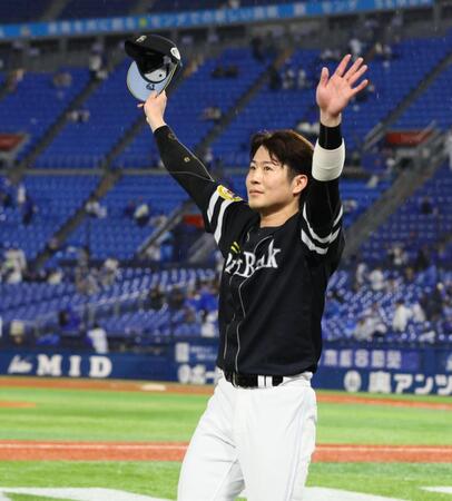 スタンドのファンの歓声に応える川村（撮影・中島達哉）