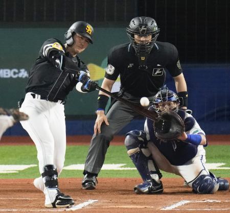 　１０回ソフトバンク１死、川村が中越えに決勝ソロを放つ。捕手松尾＝横浜