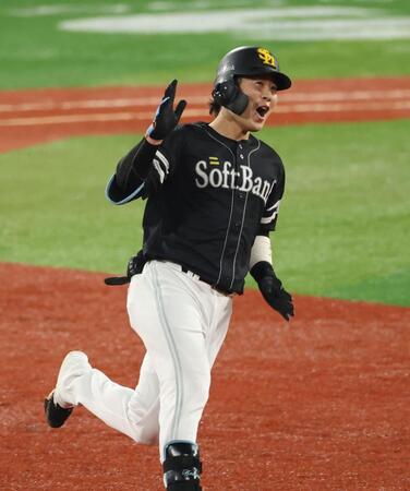 １０回、勝ち越しソロを放ち喜ぶ川村（撮影・金田祐二）