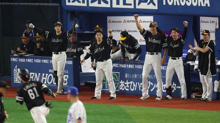 延長１０回ソフトバンク１死、ソフトバンク・川村友斗の勝ち越しソロを放ち喜ぶソフトバンクナイン＝横浜（撮影・金田祐二）