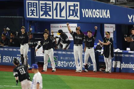 １０回、川村の勝ち越しソロを放ち喜ぶソフトバンクナイン（撮影・金田祐二）