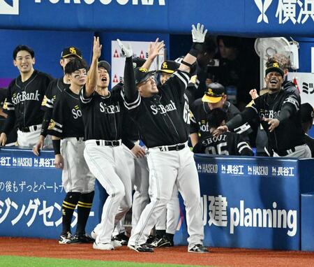 ９回表、代打で同点ソロを放ち、ポーズを決める山川（手前右）