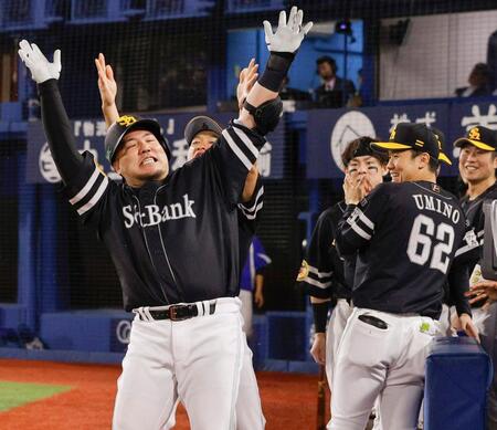 ９回、代打で同点ソロを放ちポーズをとる山川