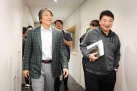 　吉村ＣＢＯ（右）と話す松井新監督（球団提供）