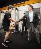 　中山（左）と握手する松井監督（球団提供）