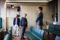 ジャイアンツタウンスタジアムのベンチからグラウンドを見る松井新監督（球団提供）