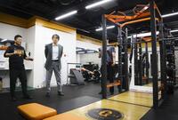 トレーニングルームを見る松井新監督（球団提供）