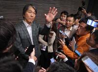 囲み会見で報道陣の質問に答える松井新監督（撮影・西岡正）