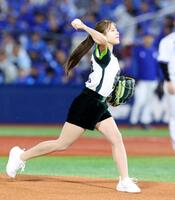 始球式を務めるプロゴルファーの吉田鈴　※※　＝横浜スタジアム