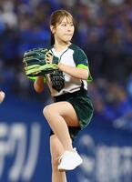 始球式を務める吉田鈴（撮影・中島達哉）