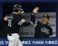 ３回、先制ソロを放った正木（左）を迎える小久保監督（撮影・伊藤笙子）