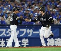 ３回、先制となる左越えソロを放った正木（右）＝撮影・伊藤笙子