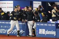３回ソフトバンク１死、左越えに先制ソロを放ちナインに迎えられるソフトバンク・正木智也＝横浜（撮影・金田祐二）