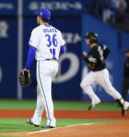 ３回、ソフトバンク・正木智也（右）に先制ソロを浴びるＤｅＮＡ・尾形崇斗＝横浜スタジアム（撮影・中島達哉）