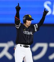 ４回、適時二塁打を放ち、塁上でポーズをとる庄子（撮影・中島達哉）