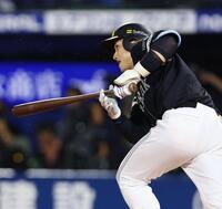 ４回、左前打を放つ山本（撮影・中島達哉）