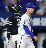 ４回、庄子の適時二塁打で山本（奥）の生還を許した尾形（撮影・伊藤笙子）