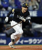 ４回、左前打を放ち、声を上げながら一塁へ向かう山本（撮影・伊藤笙子）