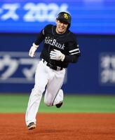 ４回、打者・庄子の適時二塁打でホームまで激走する山本（撮影・中島達哉）