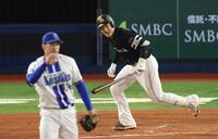 ４回、尾形から左前打を放つ山本（撮影・金田祐二）