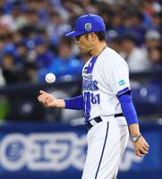 ５回、打者・近藤を迎えるところで尾形の交代を告げる相川監督（撮影・中島達哉）