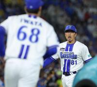 ５回、マウンドに向かう岩田（手前）に声を掛ける相川監督（撮影・伊藤笙子）