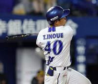４回、レフトフェンス直撃の二塁打を放つ井上（撮影・伊藤笙子）