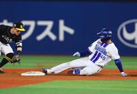 ４回、フェンス直撃の二塁打を放ち、二塁へすべり込む井上（撮影・中島達哉）
