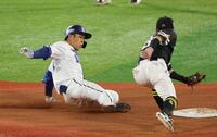 ４回ＤｅＮＡ２死、二塁打を放ち滑り込むＤｅＮＡ・井上朋也＝横浜（撮影・金田祐二）
