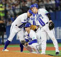 ５回途中で降板となった尾形（中央）。左は筒香、右は牧