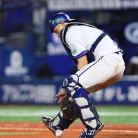 ８回、牧原大の送りバントの打球を処理する松尾（撮影・中島達哉）