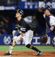 ８回、送りバントを失敗する牧原大（捕手・松尾）＝撮影・中島達哉