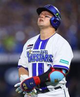 ８回、死球を受け、苦悶の表情を浮かべる牧（撮影・中島達哉）
