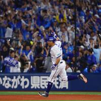 ８回、逆転３ランを放ち、雄たけびを上げる筒香（撮影・中島達哉）