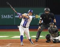 ８回、左越えに逆転３ランを放つ筒香（撮影・金田祐二）
