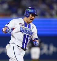 ８回、逆転３ランを放ち、ダイヤモンドを回る筒香（撮影・中島達哉）