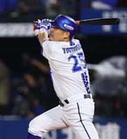 ８回、逆転３ランを放つ筒香（撮影・中島達哉）
