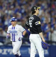 ８回、筒香（奥）に逆転３ランを浴びた松本裕（撮影・伊藤笙子）