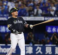 ９回、同点ソロを放ち、ベンチに向かってバットを向ける山川（撮影・中島達哉）