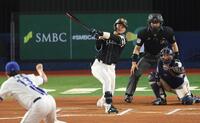 １０回、勝ち越しソロを放つ川村（撮影・金田祐二）