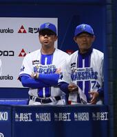 １０回、川村に勝ち越しソロを浴び、厳しい表情の相川監督（左）＝撮影・中島達哉
