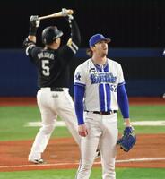 ９回、代打・山川に同点ソロを浴びるレイノルズ（撮影・金田祐二）