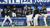 １０回、勝ち越しソロを放った川村（左）を迎える小久保監督（中央）らソフトバンクナイン（撮影・伊藤笙子）