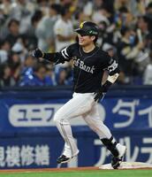 １０回、バックスクリーンへ勝ち越しソロを放ち、ガッツポーズの川村（撮影・伊藤笙子）