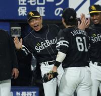 ２連勝となり、試合後決勝弾を放った川村（右）を迎える小久保監督（撮影・伊藤笙子）