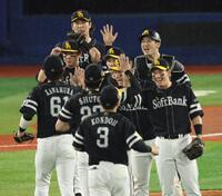 勝利を喜ぶソフトバンクナイン（撮影・金田祐二）